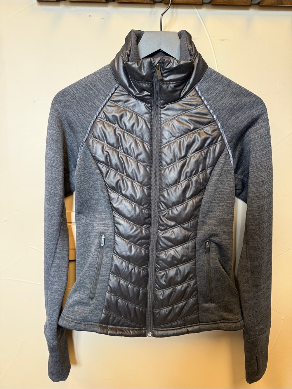 Zella Quilted Hybrid Puffer Jacket in Gray